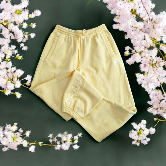 Adidas Women's Sweatpants.Adidas WOMEN'S Sweatpants. Features 2 front po - Picture 3 of 16